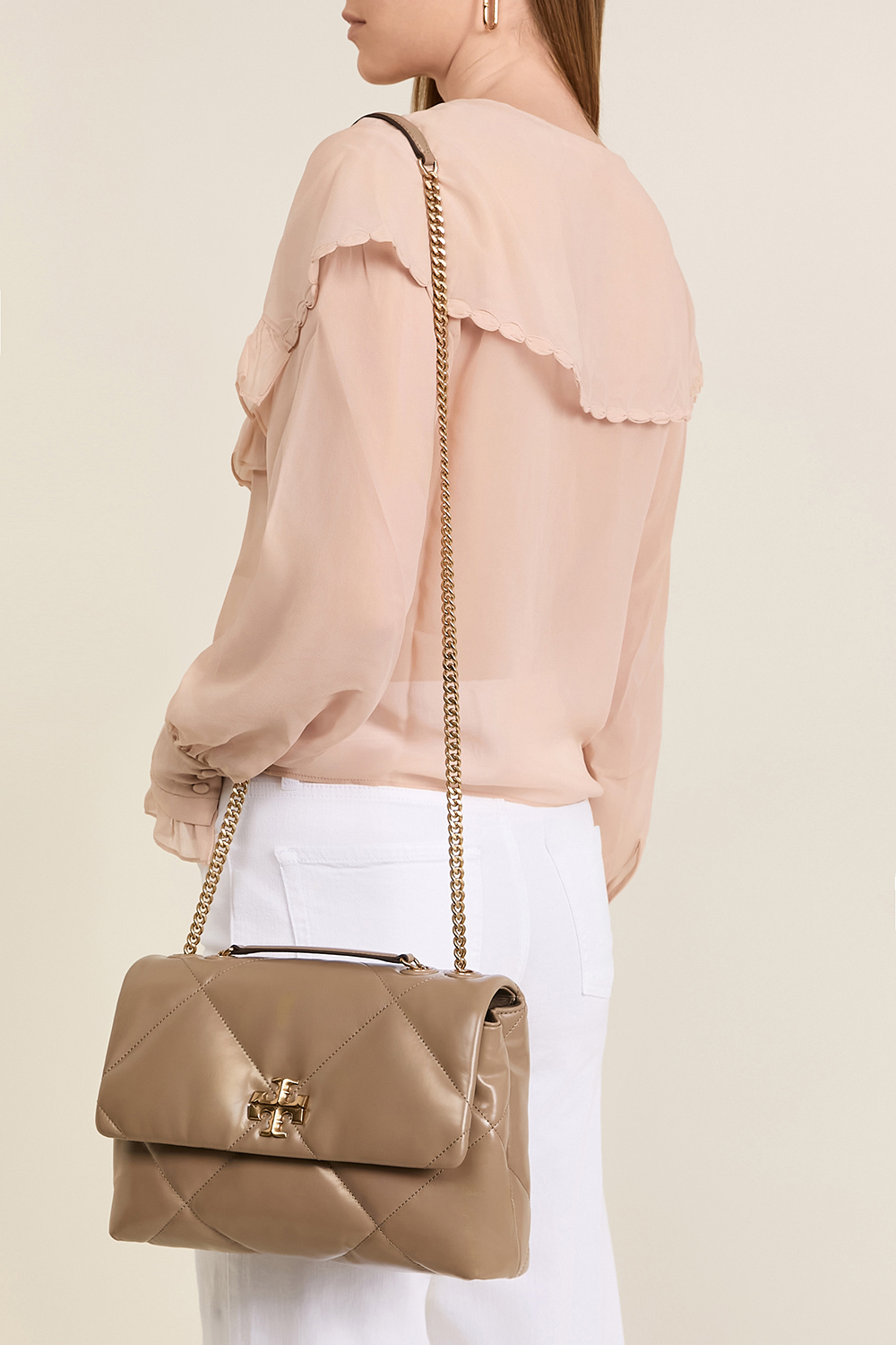 תמונת כל הלוק של תיק כתף קירה קווילט סמול TORY BURCH